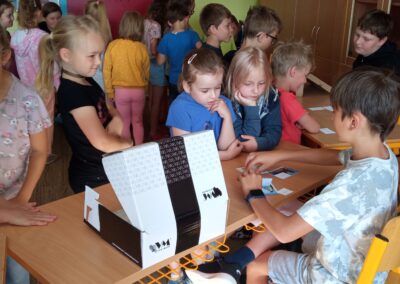 Země schovaná v krabicích od bot