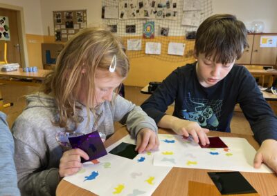 Budiž světlo! Co je světlo? Je bílé? Co vidíš? Ty nevidíš? 