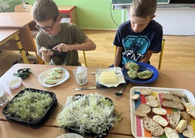 Poslední sklizeň a na závěr velká jídelní party. Tak na zdraví, badateláčci