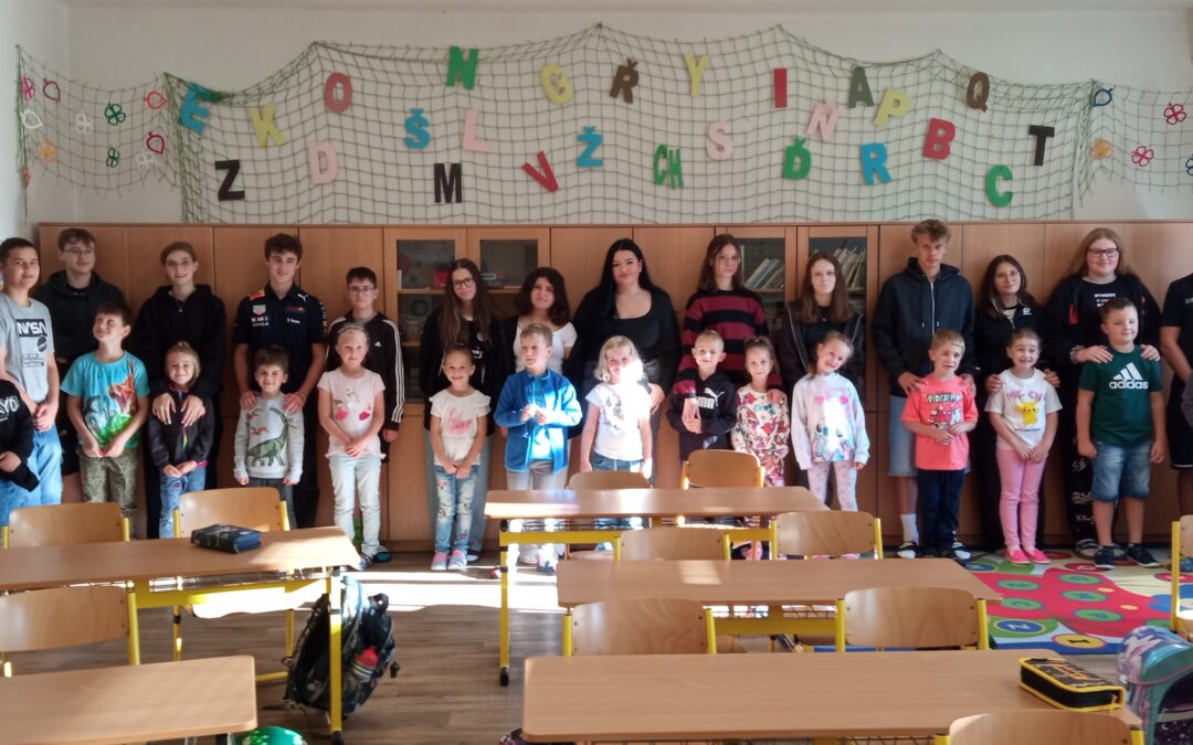 Deváťáci provedli prvňáčky po škole