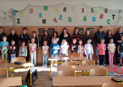 Deváťáci provedli prvňáčky po škole